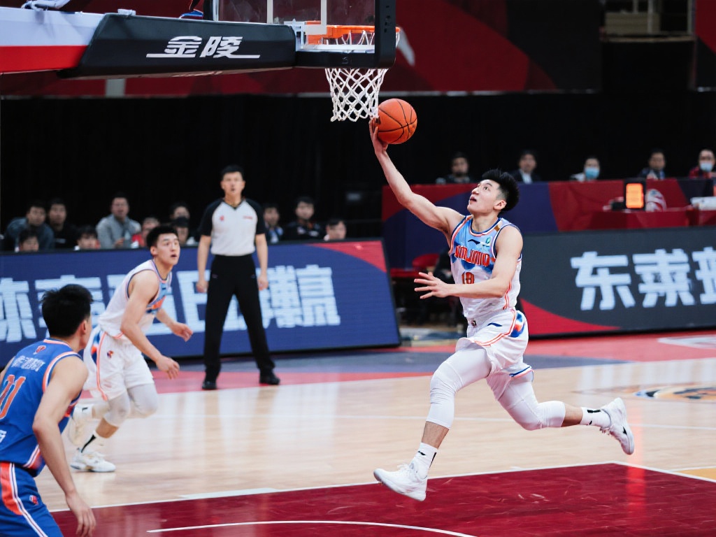 齐麟反击上篮失手 劳森补扣强势得分 在比赛的高强度节奏下,反击往往是球队得分