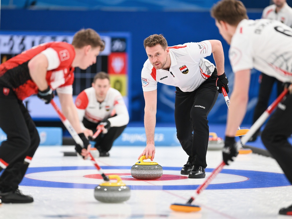 世界男子冰壶锦标赛循环赛:中国队对决奥地利 奥地利队则保持了传统的防守反击战略。他们