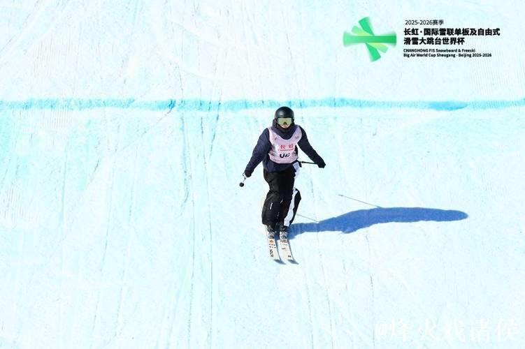 滑雪大跳台世界杯北京站：刘梦婷与韩林杉成功晋级决赛